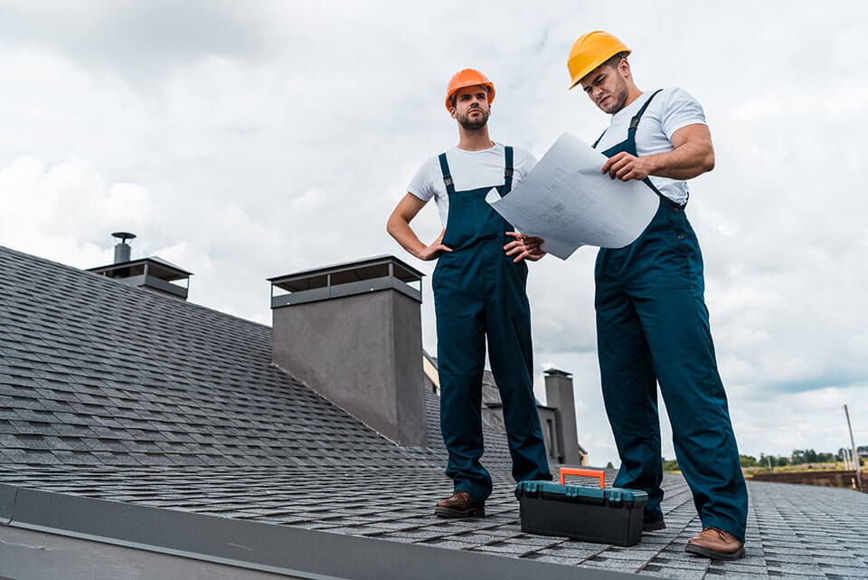 professionals inspect roof for homwowner